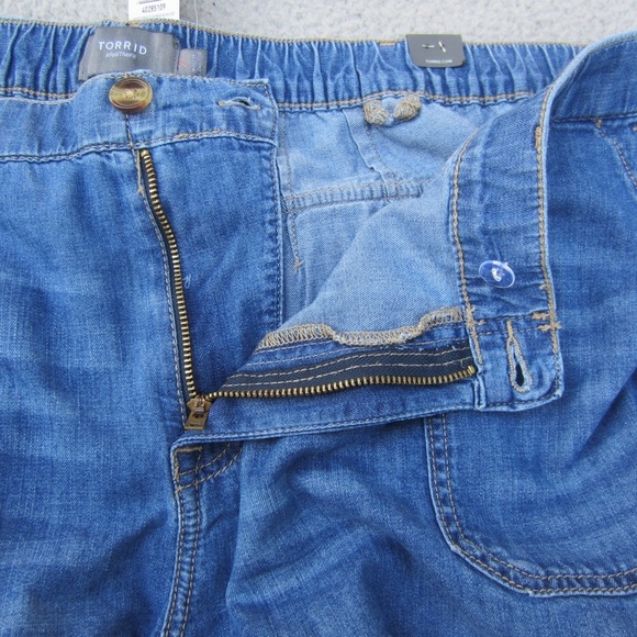 Torrid Short Women's 24 Relax Utility Light Weight Mid-Rise Medium Wash NEW - Picture 4 of 16